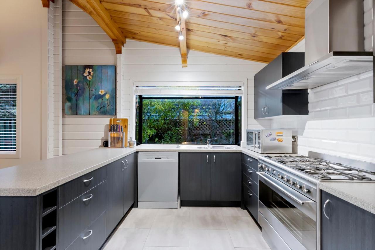 Kereru Cottage, Cosy Log Cabin, Serene Lake & Mountain Views Queenstown Exterior photo